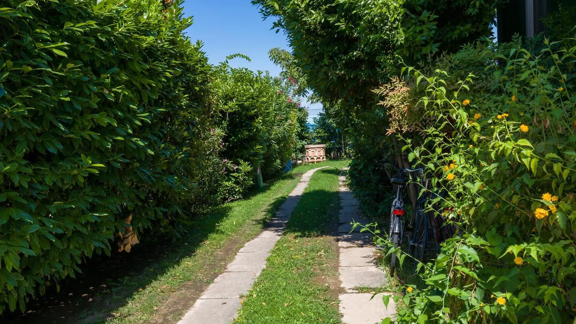 Au Jardin Fleuri Bed & Breakfast San Giovanni Lupatoto 3*,  Italy